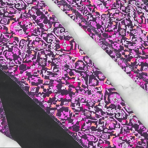 Athleta Capri Woman's Yoga Leggings Pink and Black Pattern Size Mediym (M) B56 - Picture 6 of 6